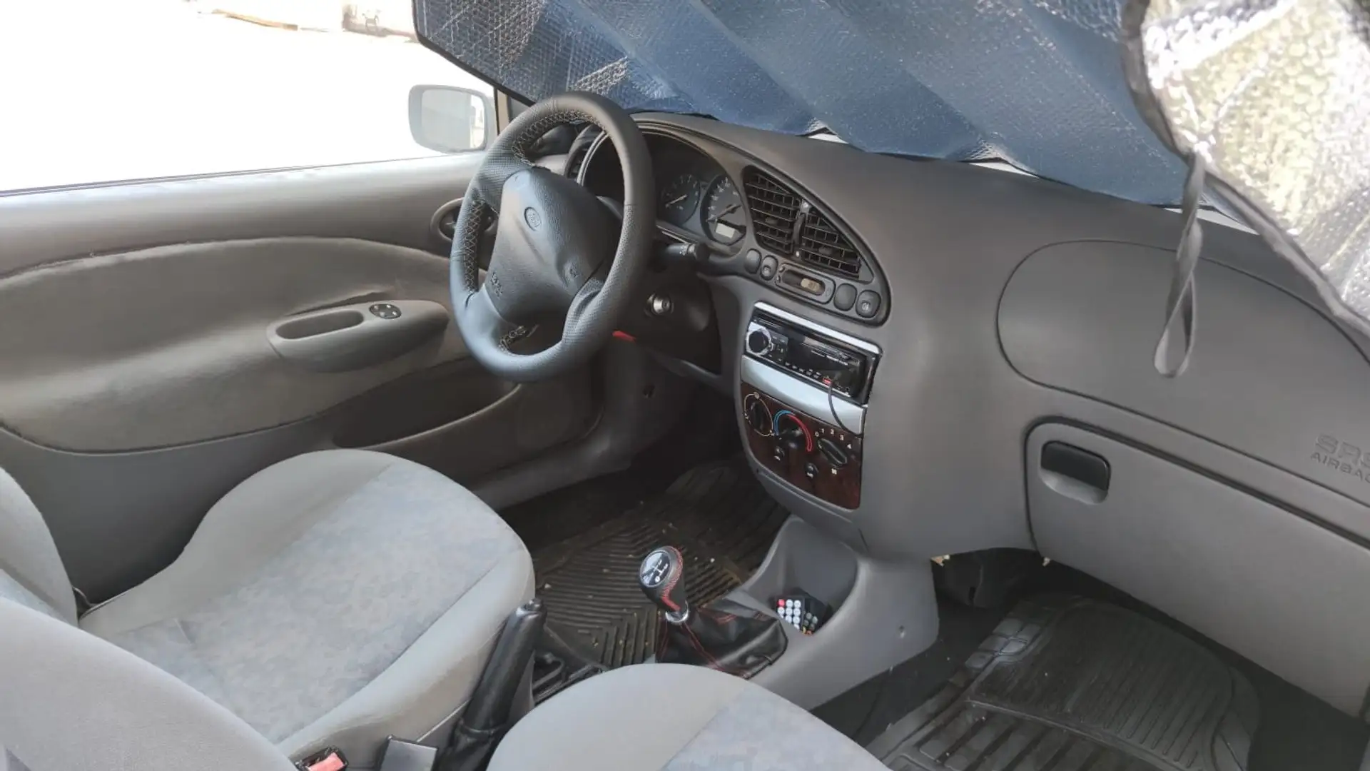 Ford Fiesta Fiesta 3p 1.3 8v Studio Gris - 2