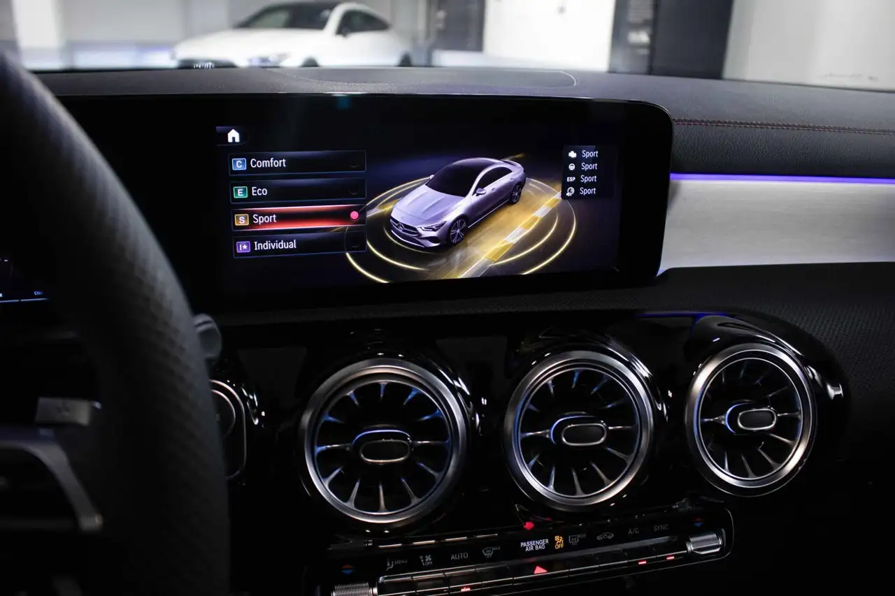 Mercedes-Benz CLA снимка Mercedes-Benz CLA