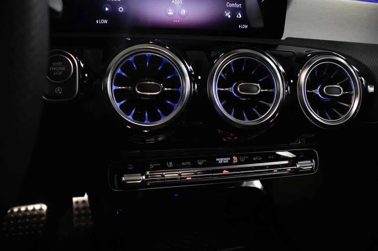 Mercedes-Benz CLA снимка Mercedes-Benz CLA