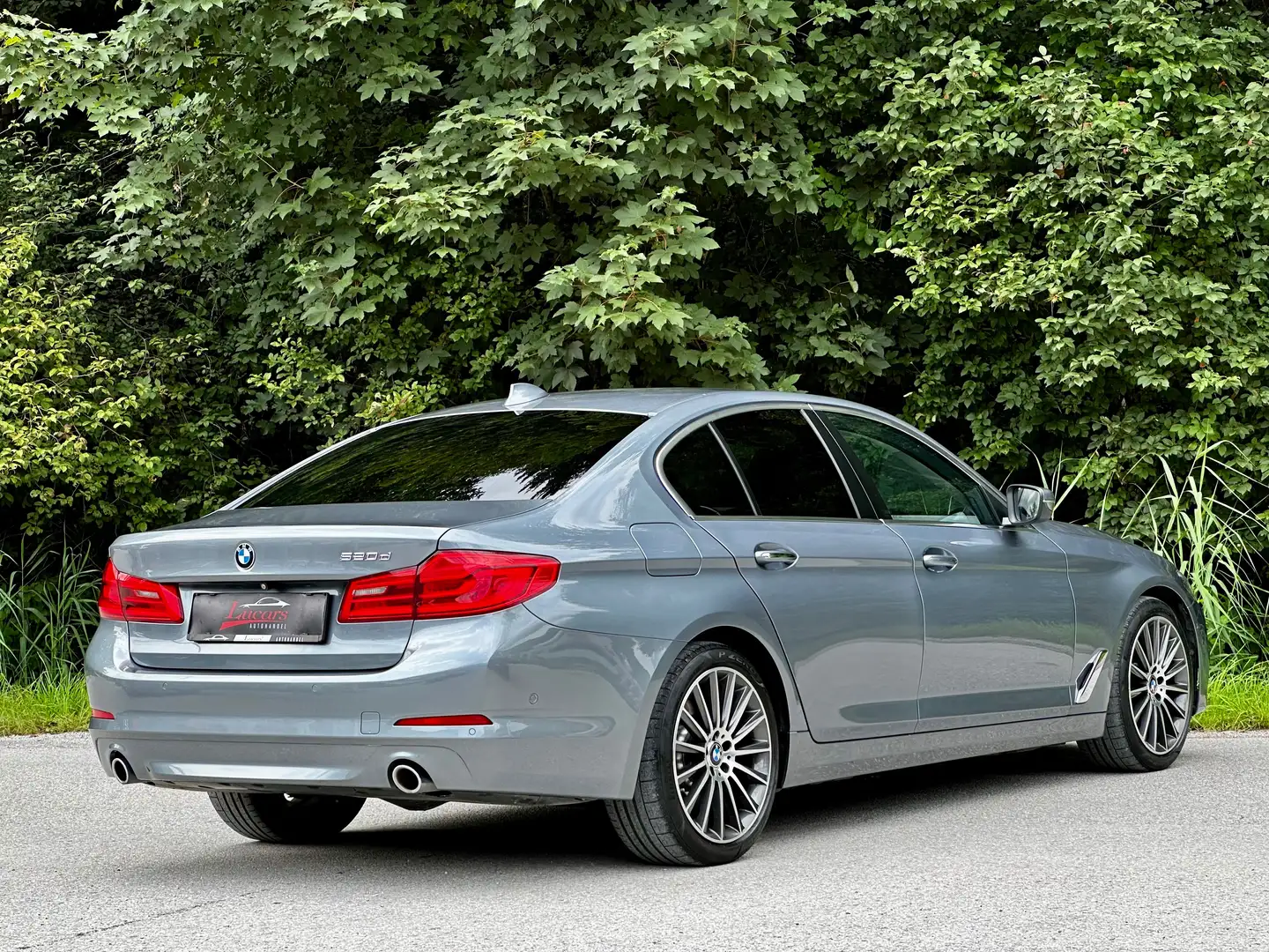BMW 520 d Limousine Aut. *LEDER*RFKAM*NAVI*AMBIENTE*19ZOLL Szary - 2