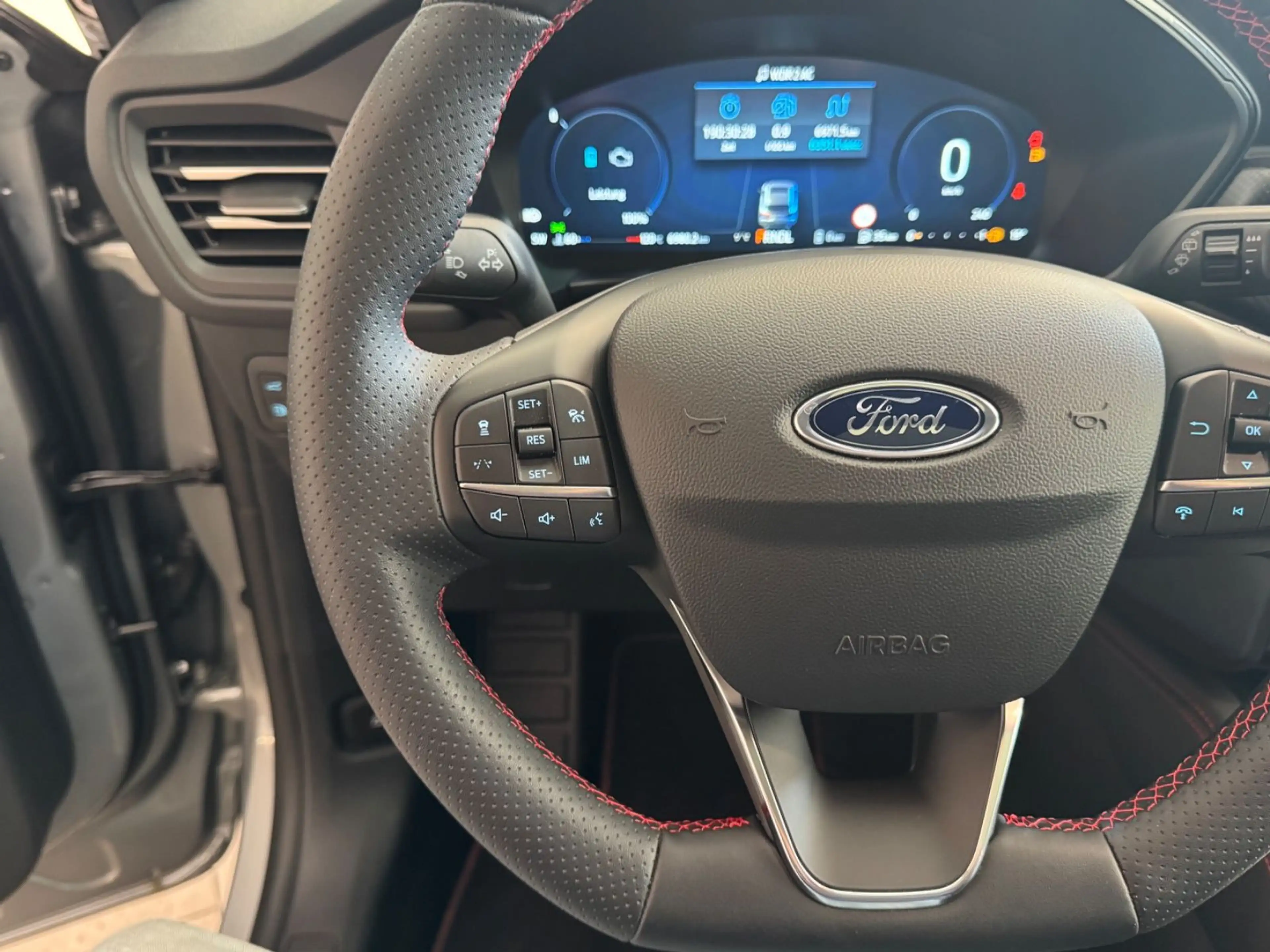 Ford Kuga Plug-In Hybrid ST-Line X *Panorama*B&O* — photo 11