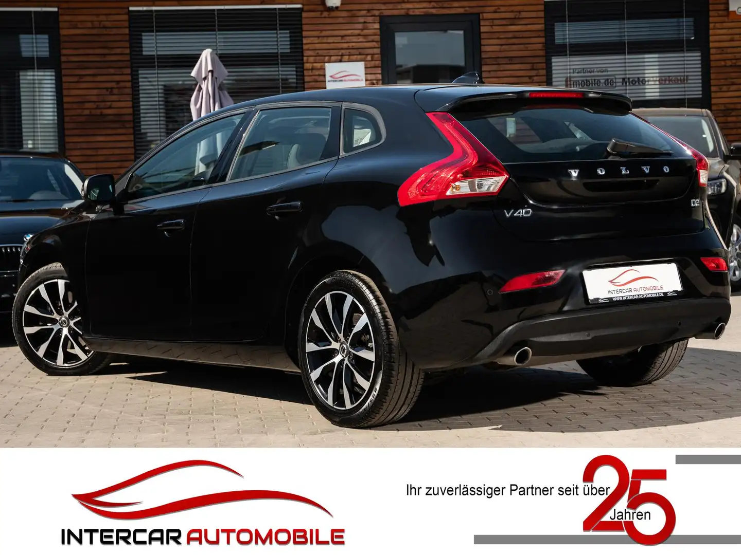 Volvo V40 Momentum 2.0 Geartronic |Key-Less|LED|PDC| Zwart - 2