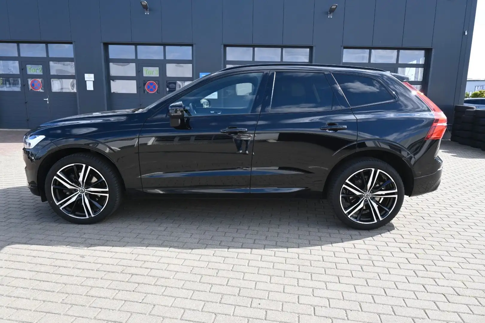 Volvo XC60 T4 Autom. R-Design*STDHZG*H&K*BLIS*AHK Schwarz - 2