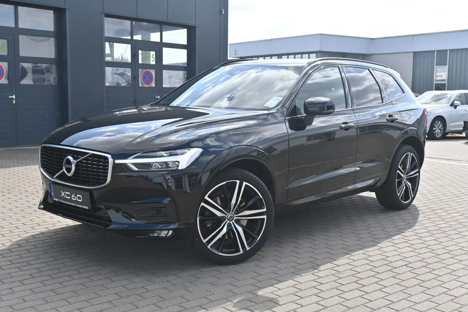Volvo XC60 T4 Autom. R-Design*STDHZG*H&K*BLIS*AHK Schwarz - 1