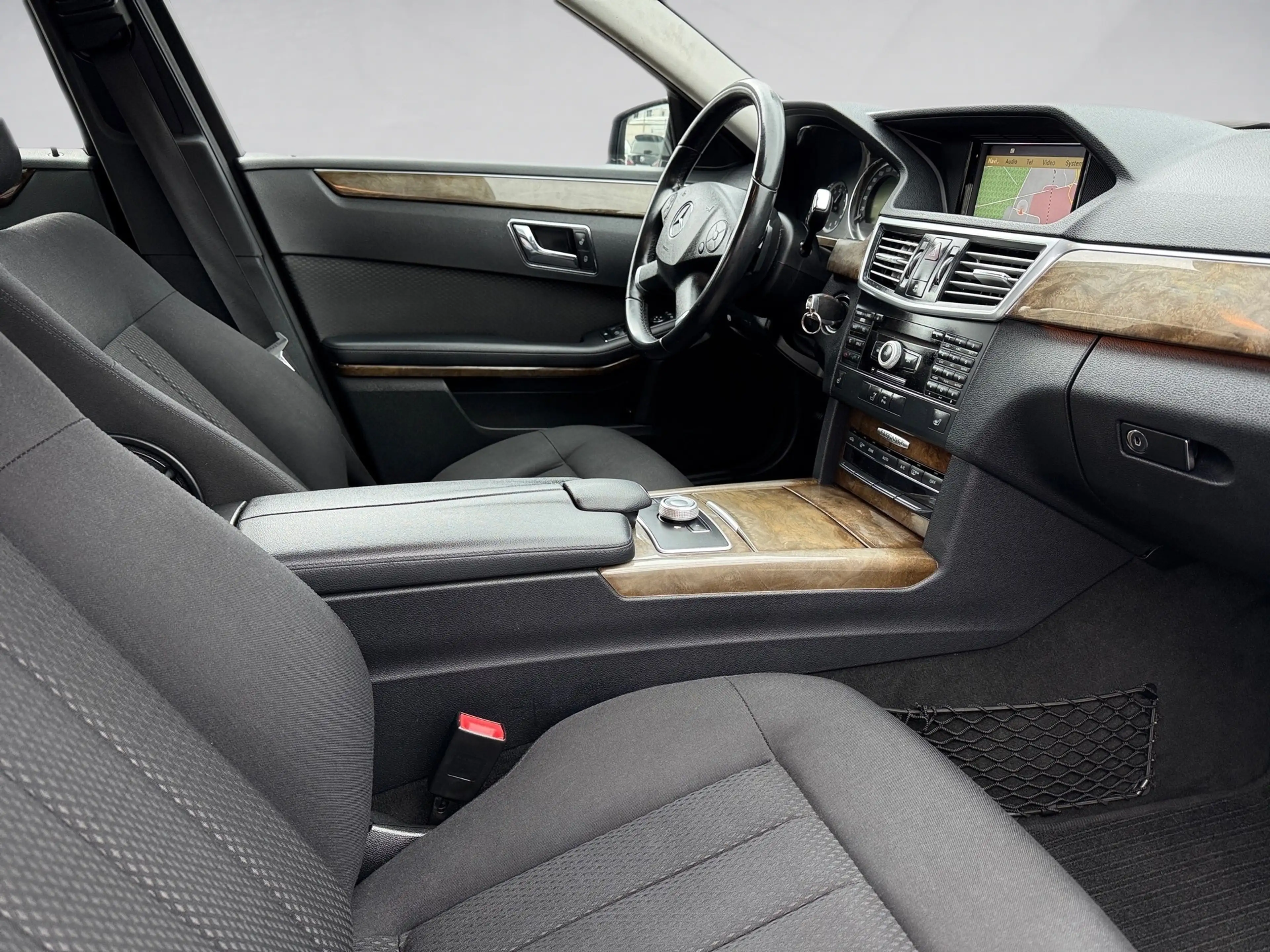 Mercedes-Benz E 350 Limousine CGI BlueEfficiency Automatik — photo 18