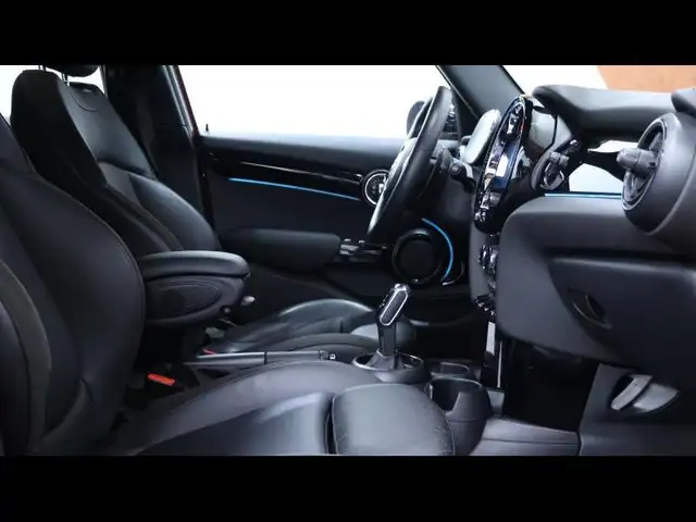 Mini Hatch view 12