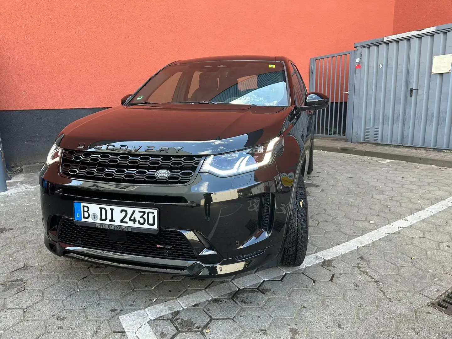 Land Rover Discovery Sport P200 R-Dynamic SE crna - 1