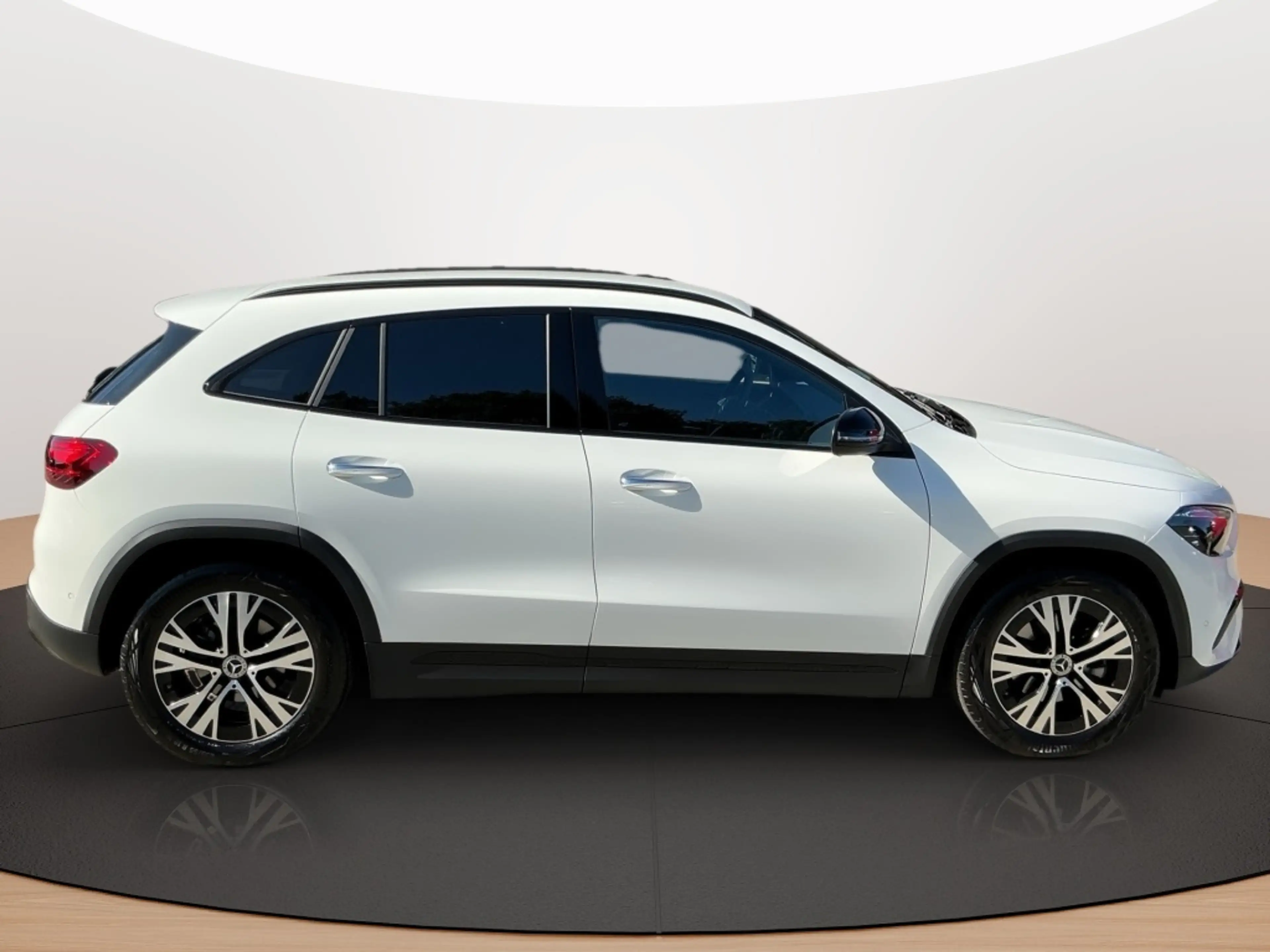 Mercedes-Benz GLA 180 NIGHT PROGRESSIVE AHK DISTR KAMERA SPUR — photo 6