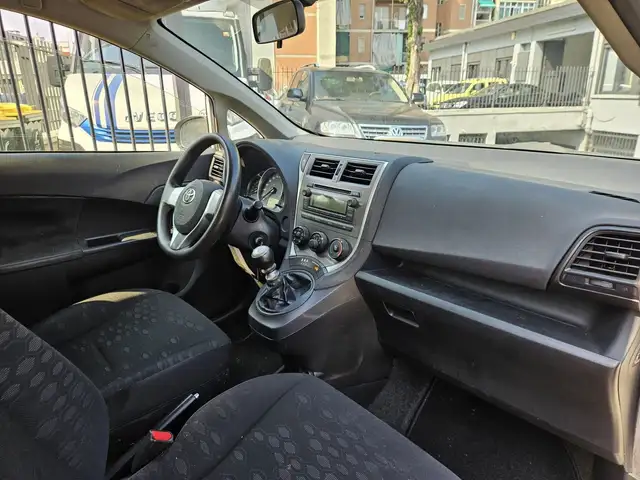 Toyota Verso-S view 8