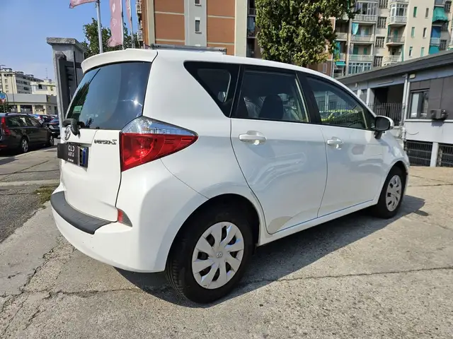 Toyota Verso-S view 4