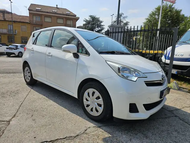 Toyota Verso-S view 3