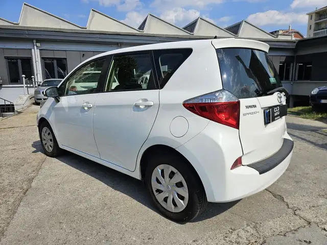 Toyota Verso-S view 5