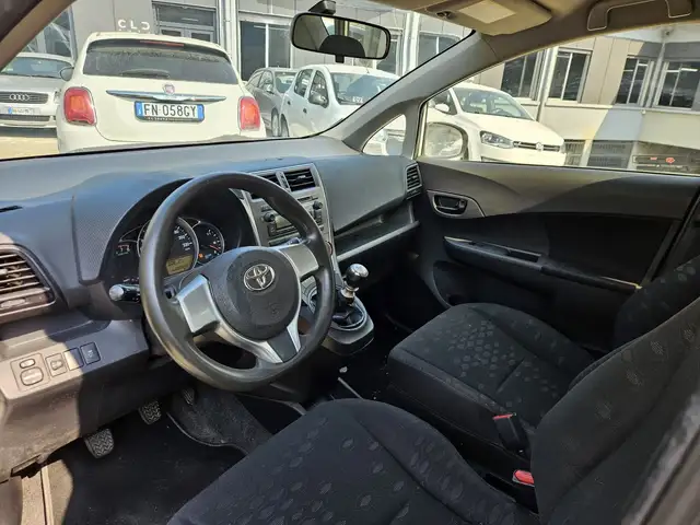 Toyota Verso-S view 6
