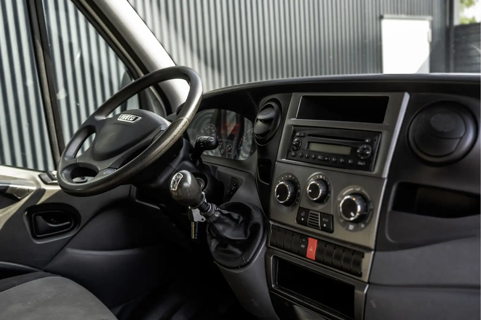 Iveco Daily 35C13 | Bakwagen met laadklep | Airco | 3-Zits Wit - 2