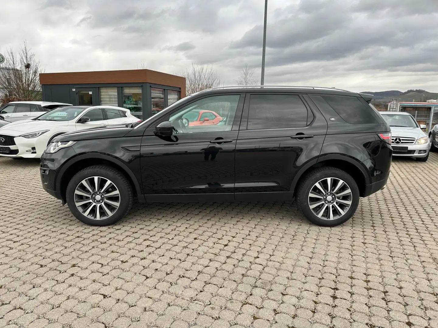 Land Rover Discovery Sport 2.0 TD4 HSE Schwarz - 2