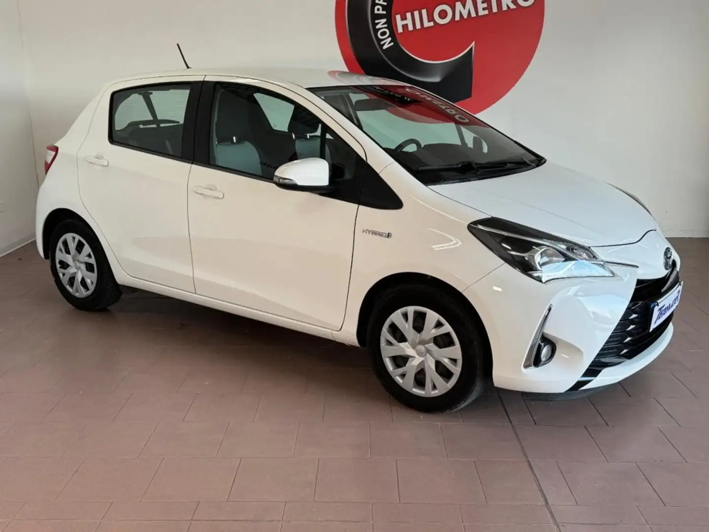 Toyota Yaris 1.5 Hybrid 5 porte Business Iva.esp. Unip Neop Weiß - 1