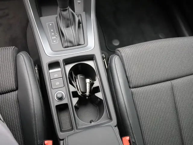 Audi Q3 view 8
