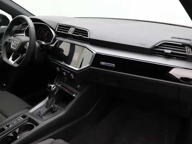 Audi Q3 view 14