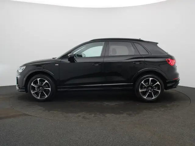Audi Q3 view 4