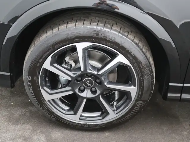 Audi Q3 view 10