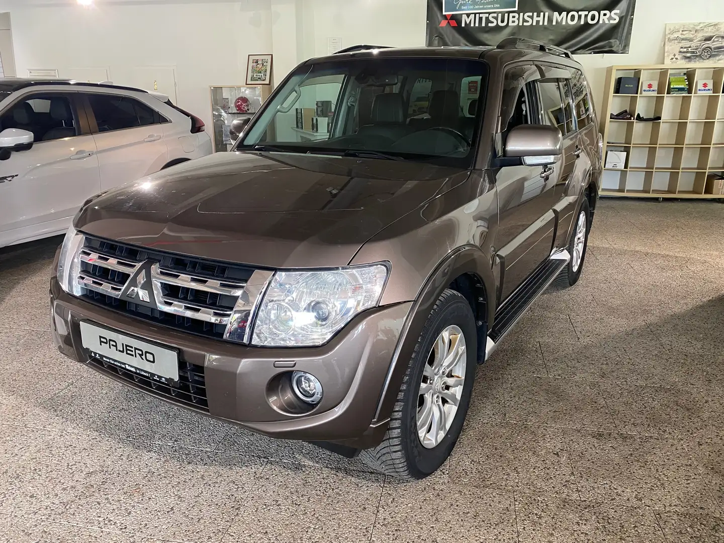 Mitsubishi Pajero 3.2 DI-D Instyle Automatik Brun - 1