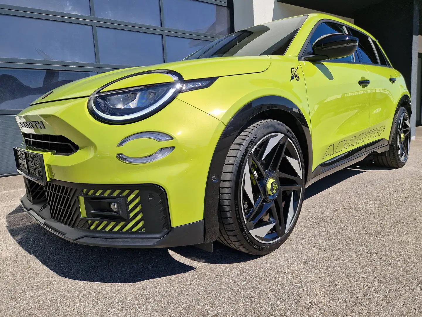 Abarth 600e *54KWH*SCORPIONISSIMA*SOUNDPAKET* Gelb - 2