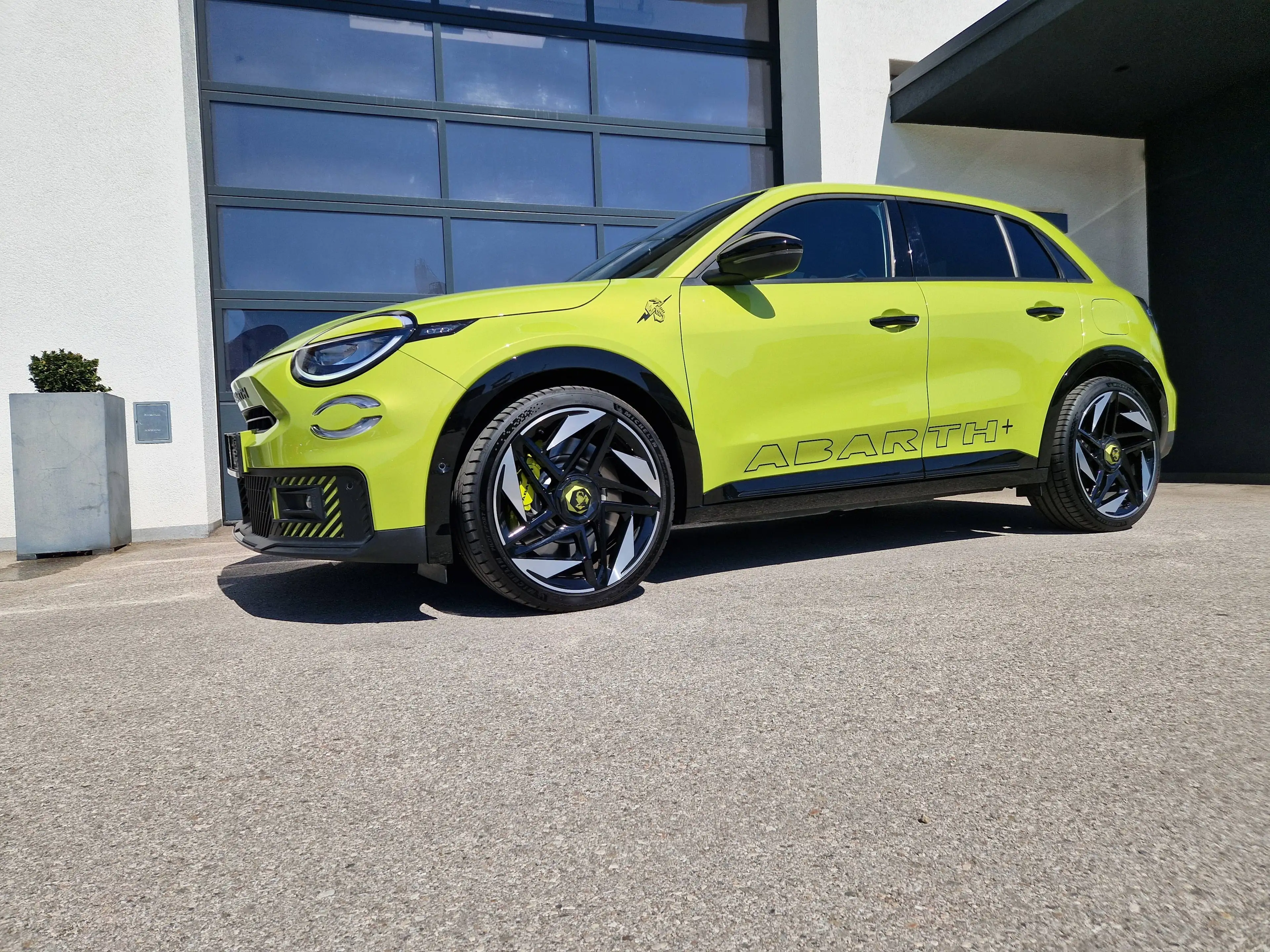 Abarth 600e *54KWH*SCORPIONISSIMA*SOUNDPAKET* — photo 4