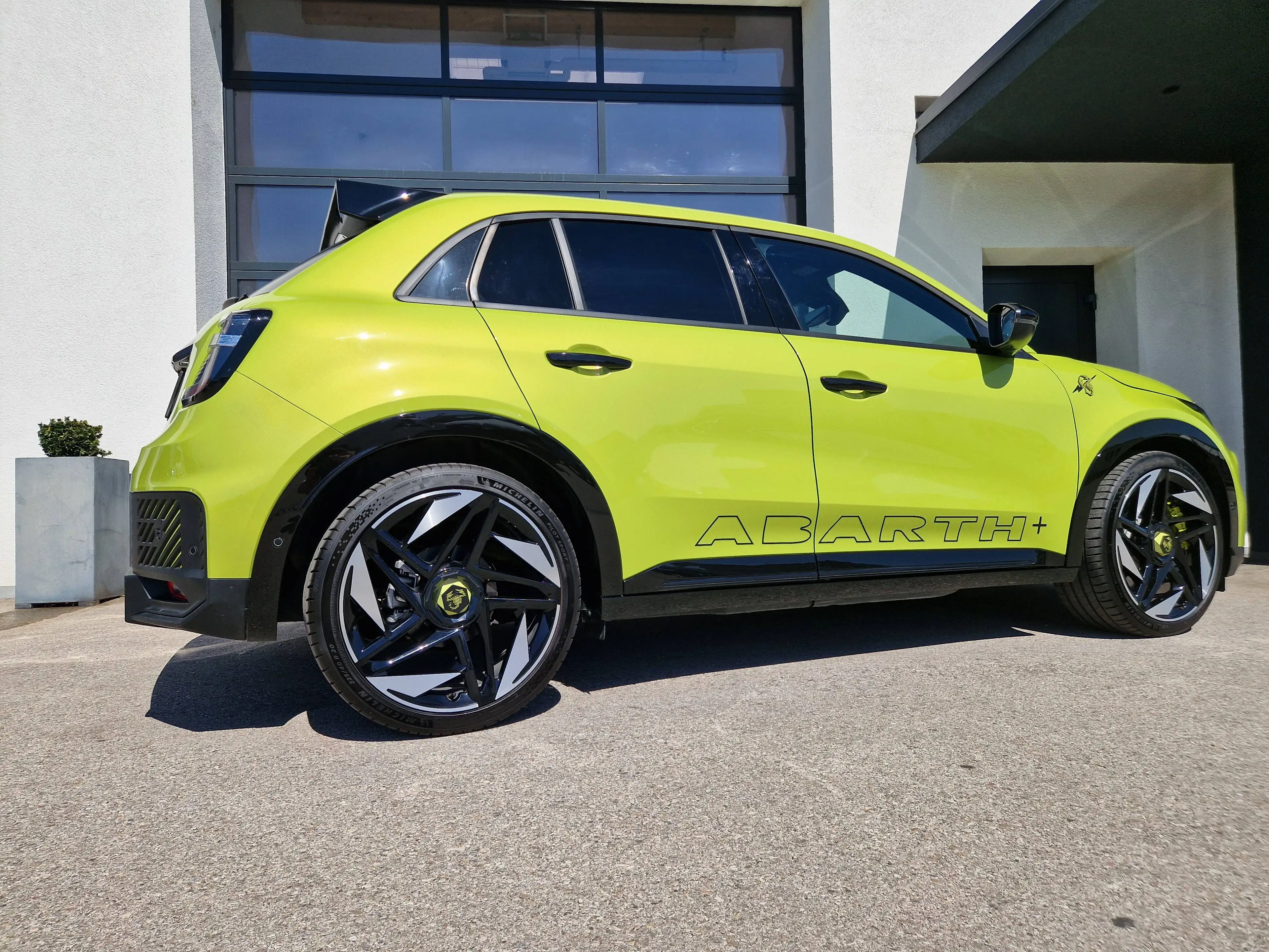 Abarth 600e *54KWH*SCORPIONISSIMA*SOUNDPAKET* — photo 6