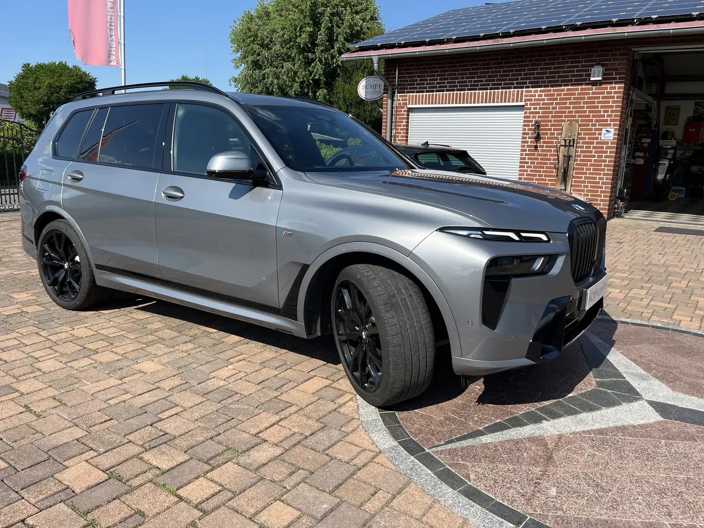 BMW X7 xDrive 40 d M Sport INT+EXT 6-Sitze AHK PANO VOLL Grijs - 2