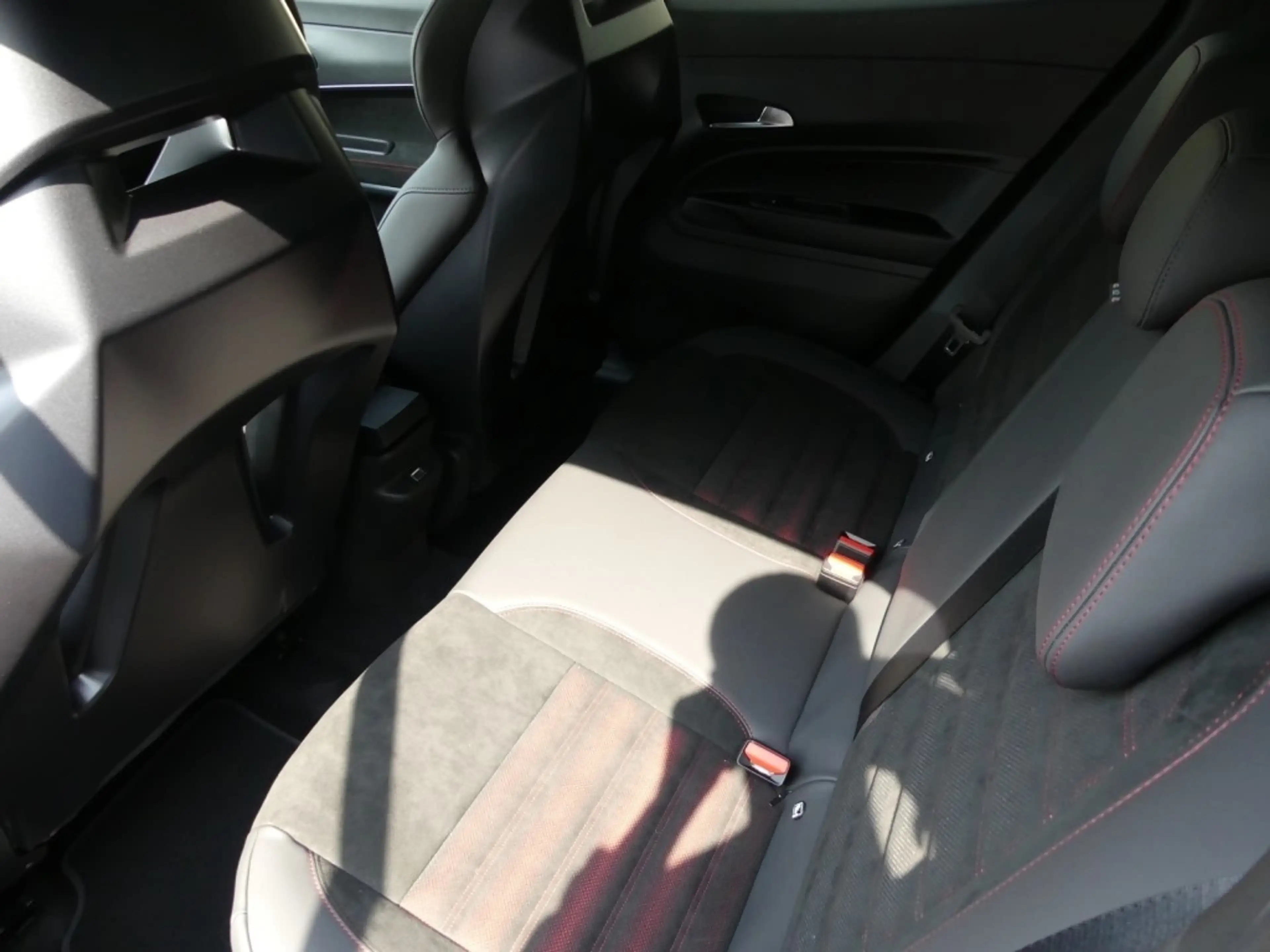 Alfa Romeo Junior IBRIDA Q4 1.2 VGT 145PS DCT6 SPORT SABELT — photo 12