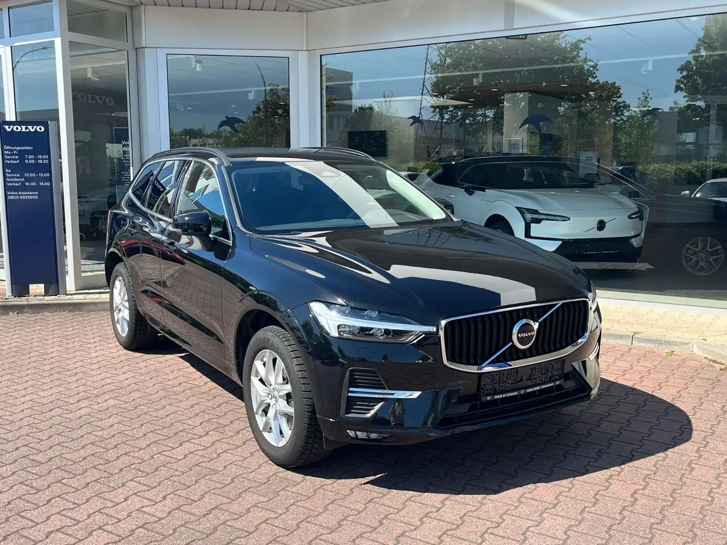 Volvo XC60 B4 Momentum Pro Geartronic Schwarz - 1