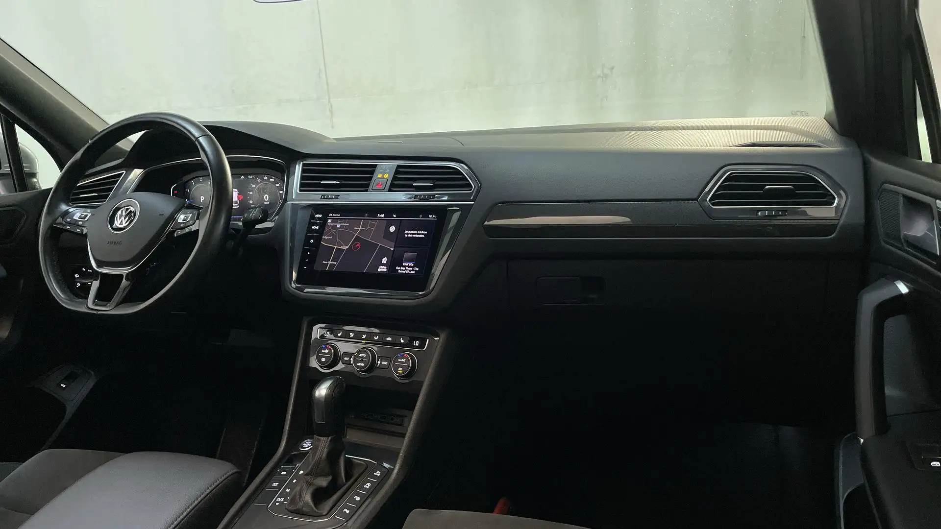 Volkswagen Tiguan Allspace 1.5 TSI 150pk DSG Highline Business R R-Line 7p. V Grijs - 2