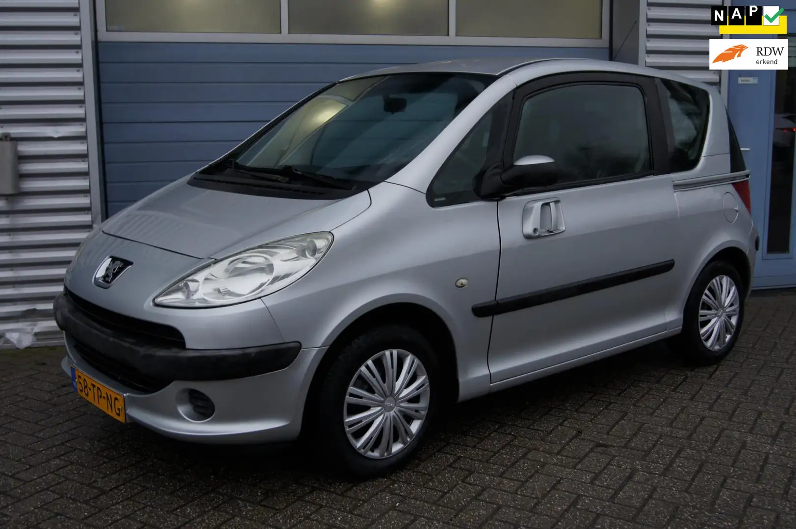 Peugeot 1007 1.4 Sesam Urban Grau - 1