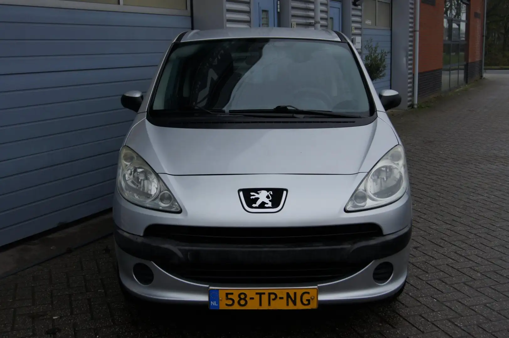 Peugeot 1007 1.4 Sesam Urban Grijs - 2