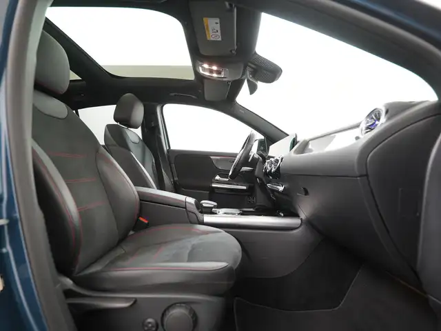 Mercedes-Benz Gla view 3