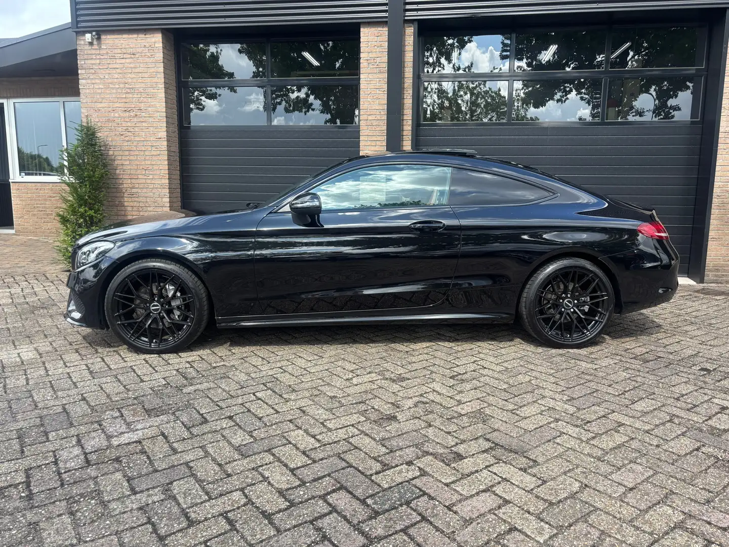 Mercedes-Benz C 180 Coupé Prestige AMG Zwart - 2