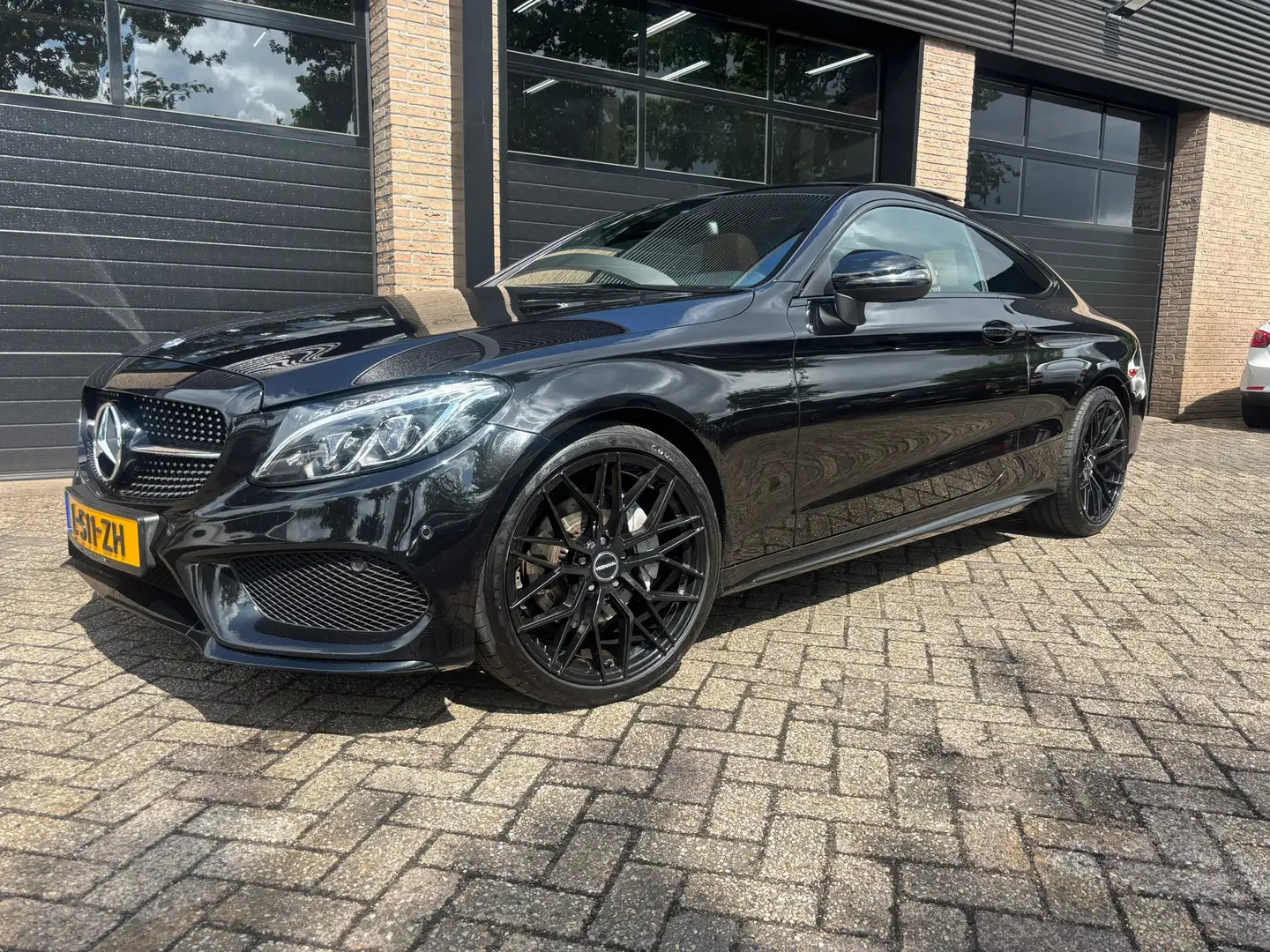 Mercedes-Benz C 180 Coupé Prestige AMG Zwart - 1