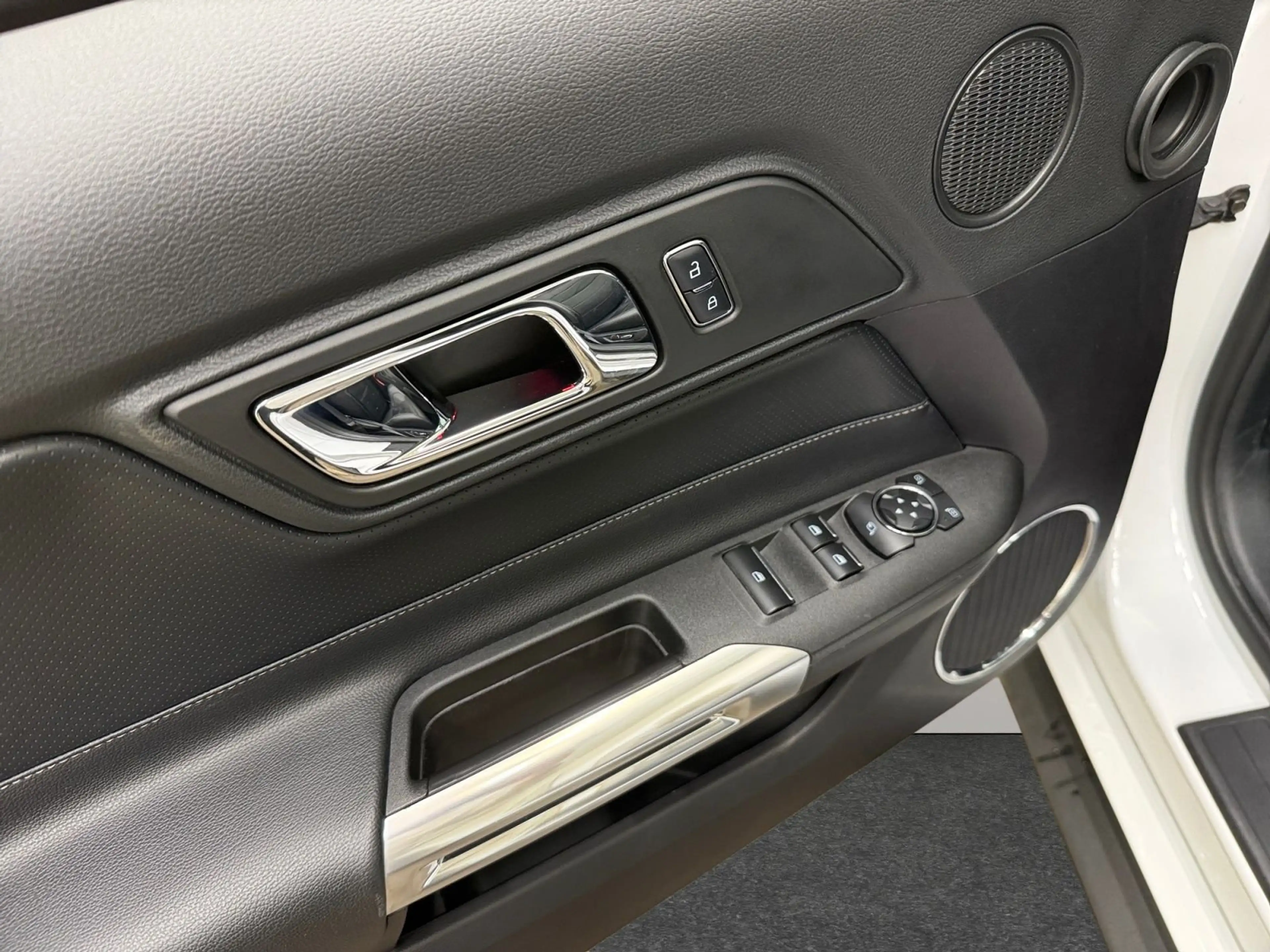 Ford Mustang 2.3 EcoBoost Cabrio — photo 13