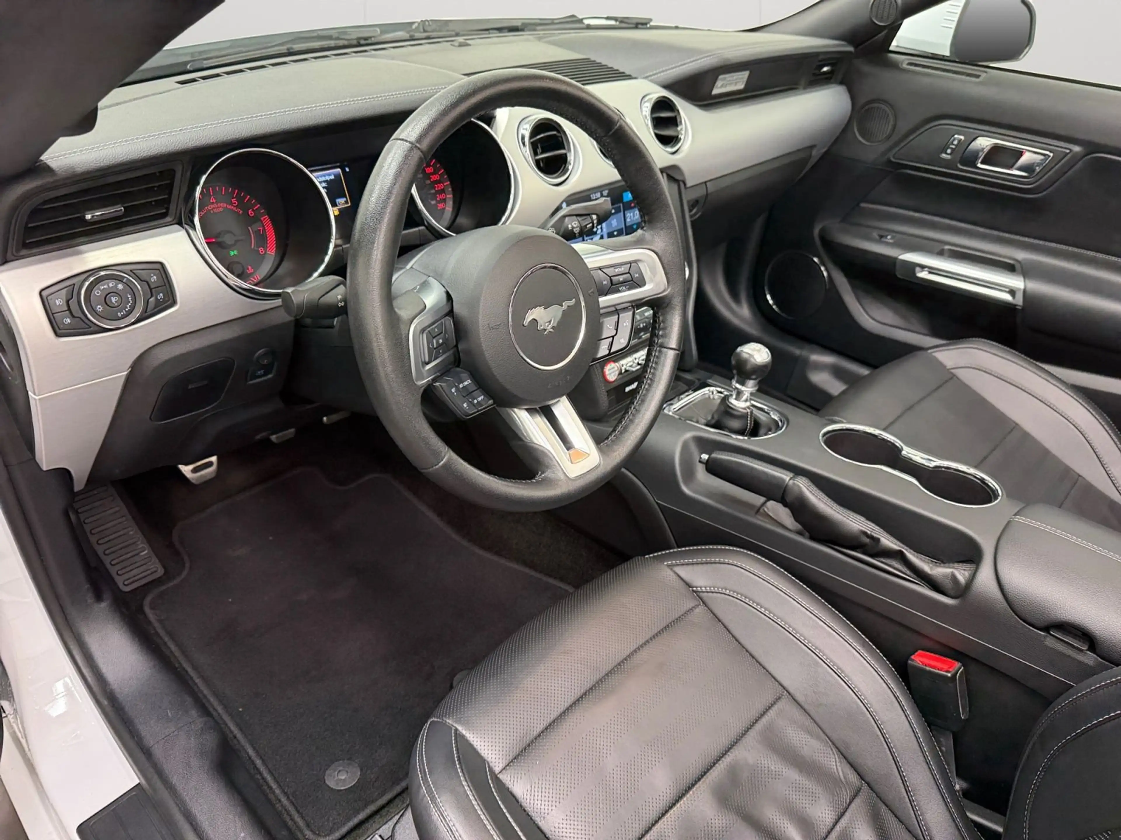 Ford Mustang 2.3 EcoBoost Cabrio — photo 6