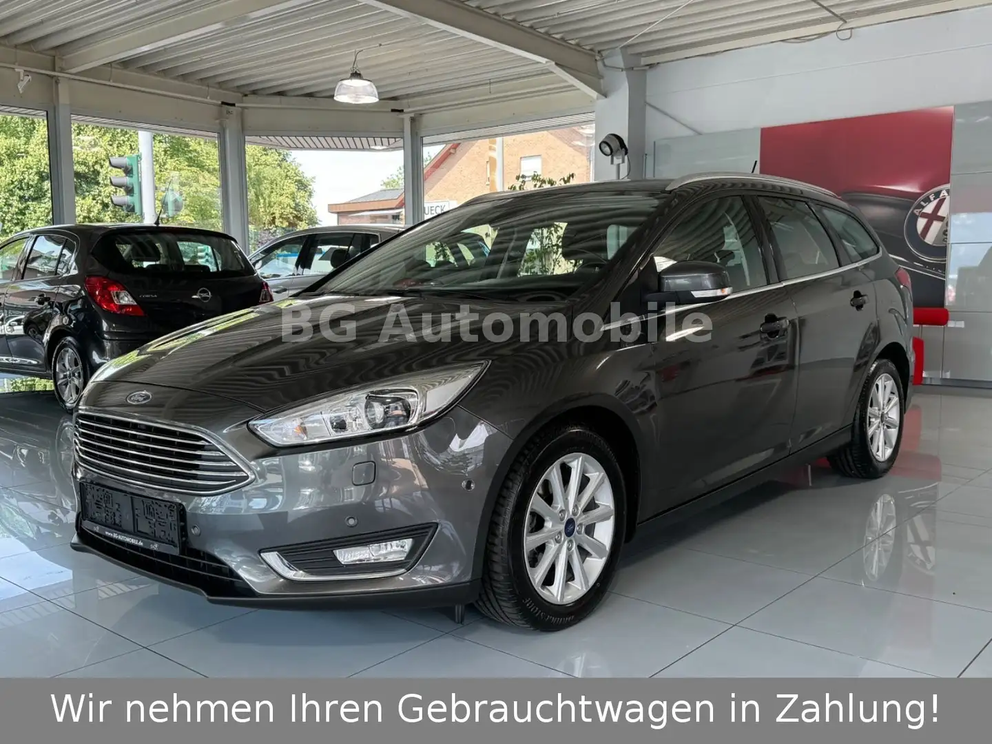 Ford Focus Turnier Titanium*1.Hand*Navigation*PDC* Grau - 1