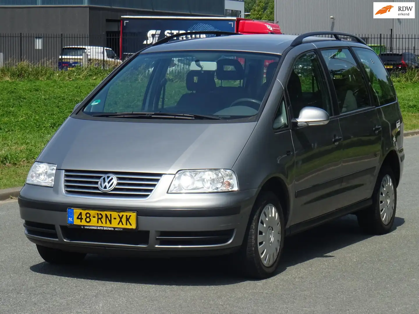 Volkswagen Sharan 2.0 7 PERSOONS CLIMA/CRUISE/APK 2026 Grijs - 1