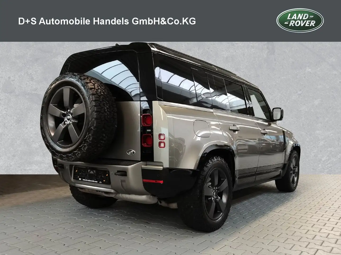 Land Rover Defender 110 D300 X-Dynamic HSE Silber - 2