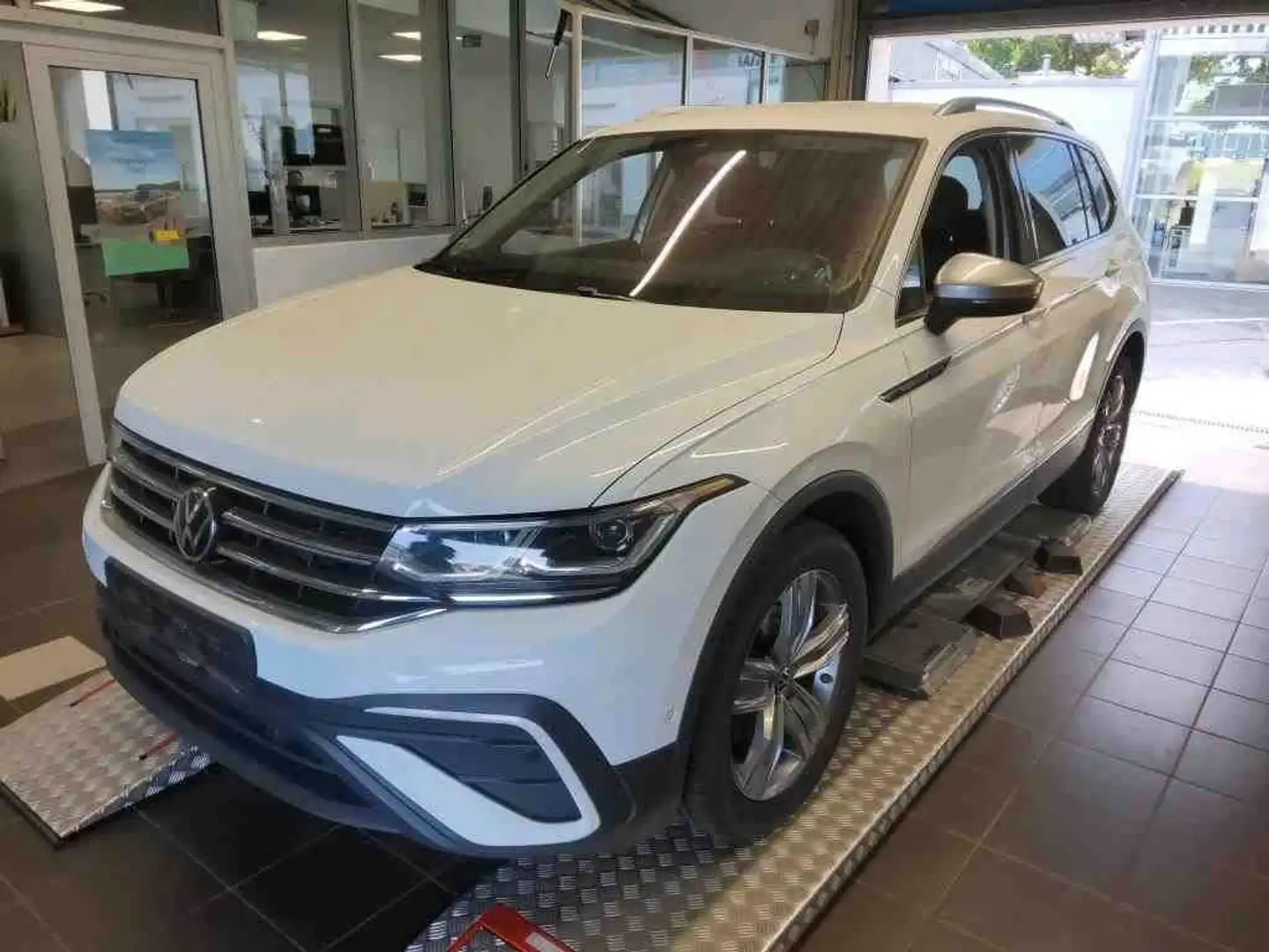 Volkswagen Tiguan Allspace 2.0 TDI°HUP°360°IQLIGHT°H&K° Weiß - 1
