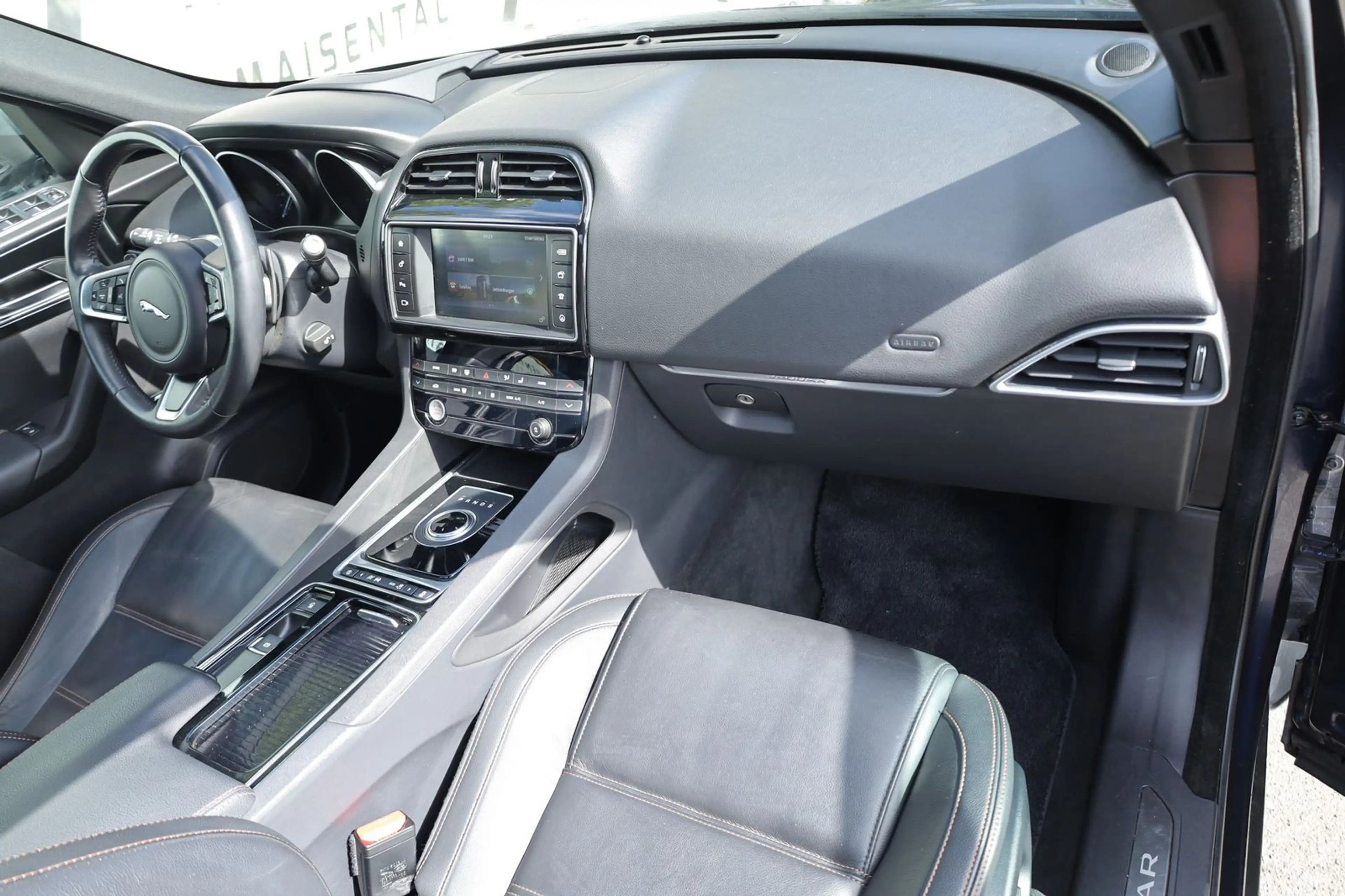 Jaguar F-Pace F-PACE Pure — photo 8