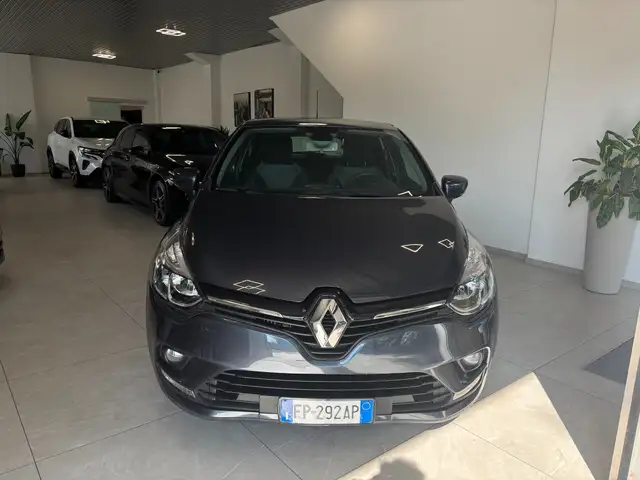 Renault Clio view 2