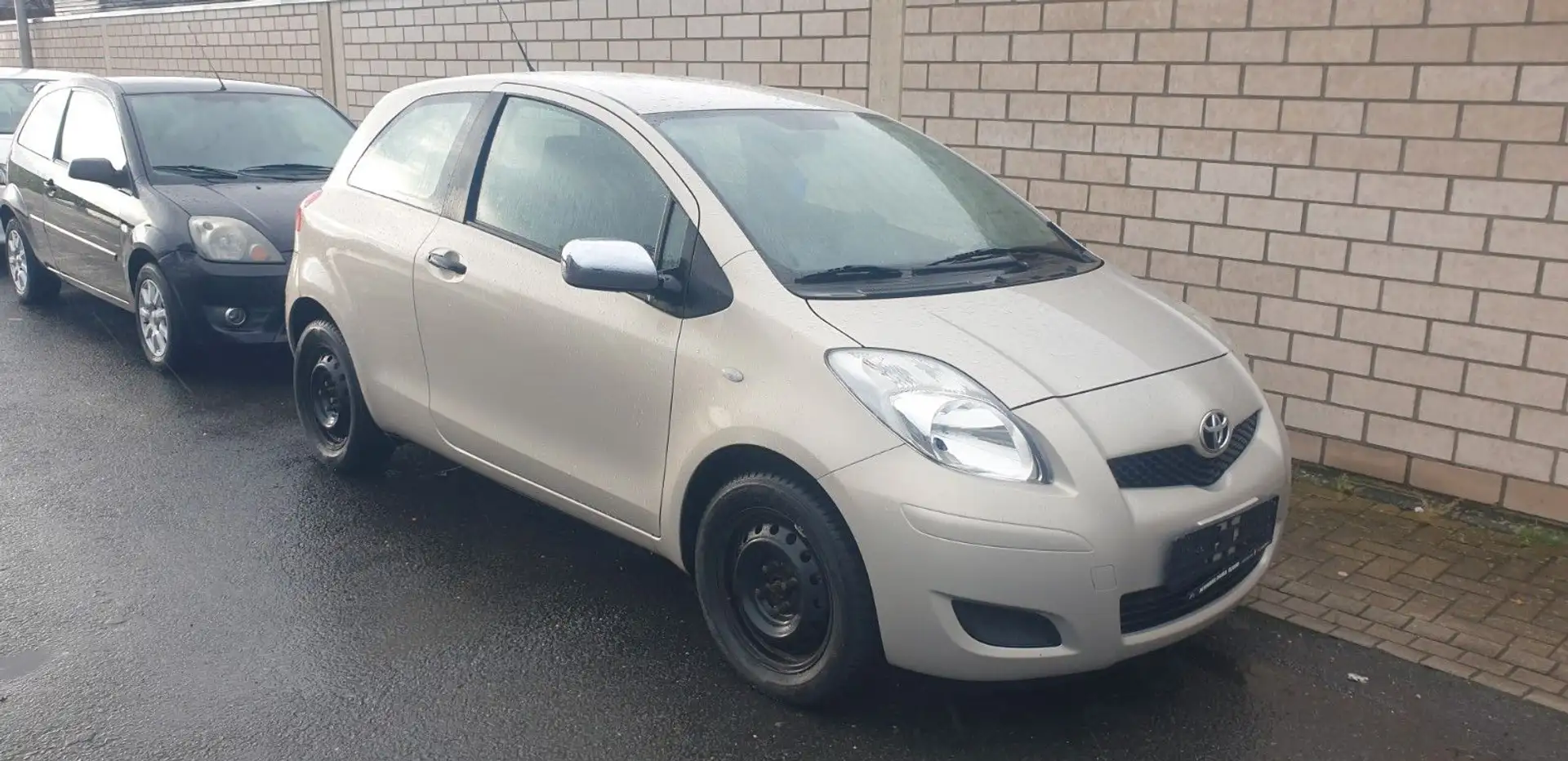 Toyota Yaris Cool+ Oro - 2