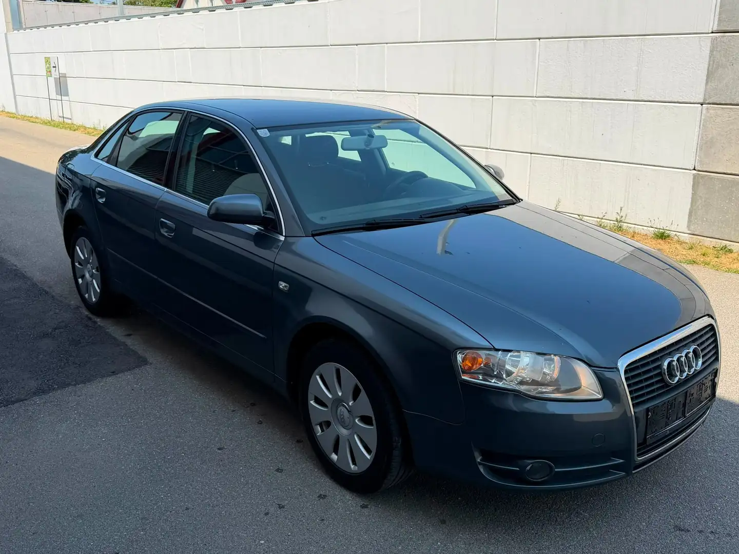 Audi A4 1,9 TDI 116PS mit Klimaautomatik Grau - 1
