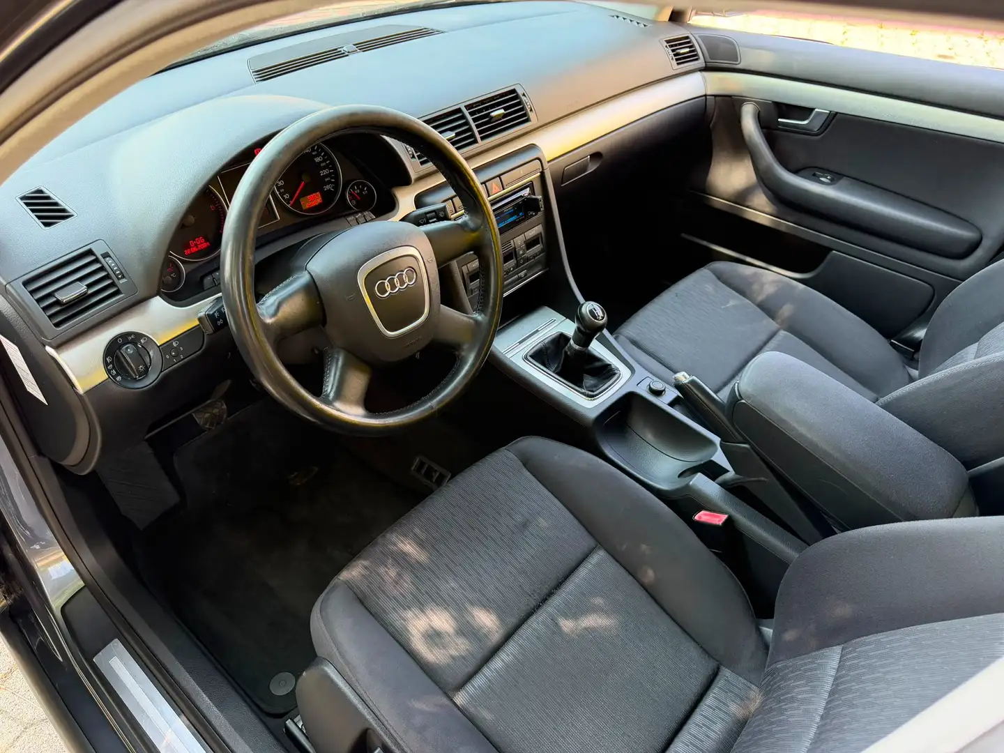 Audi A4 1,9 TDI 116PS mit Klimaautomatik Grau - 2