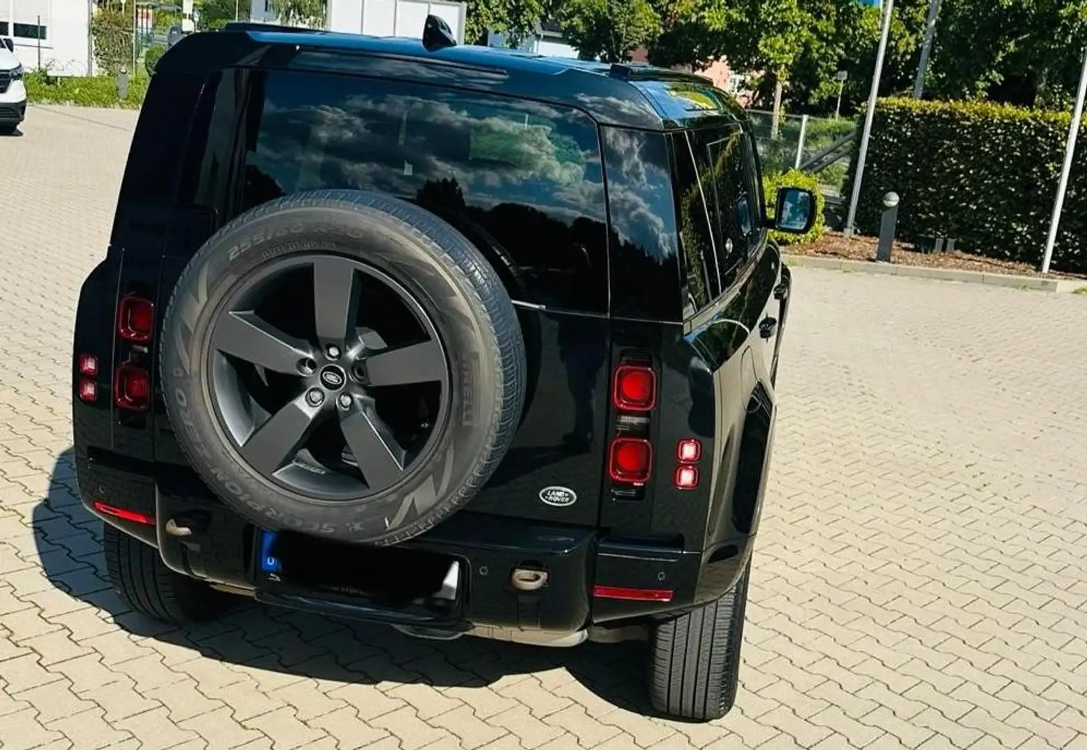 Land Rover Defender 110 D300 X-Dynamic HSE Schwarz - 2