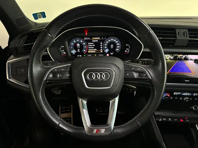 Audi Q3 view 11